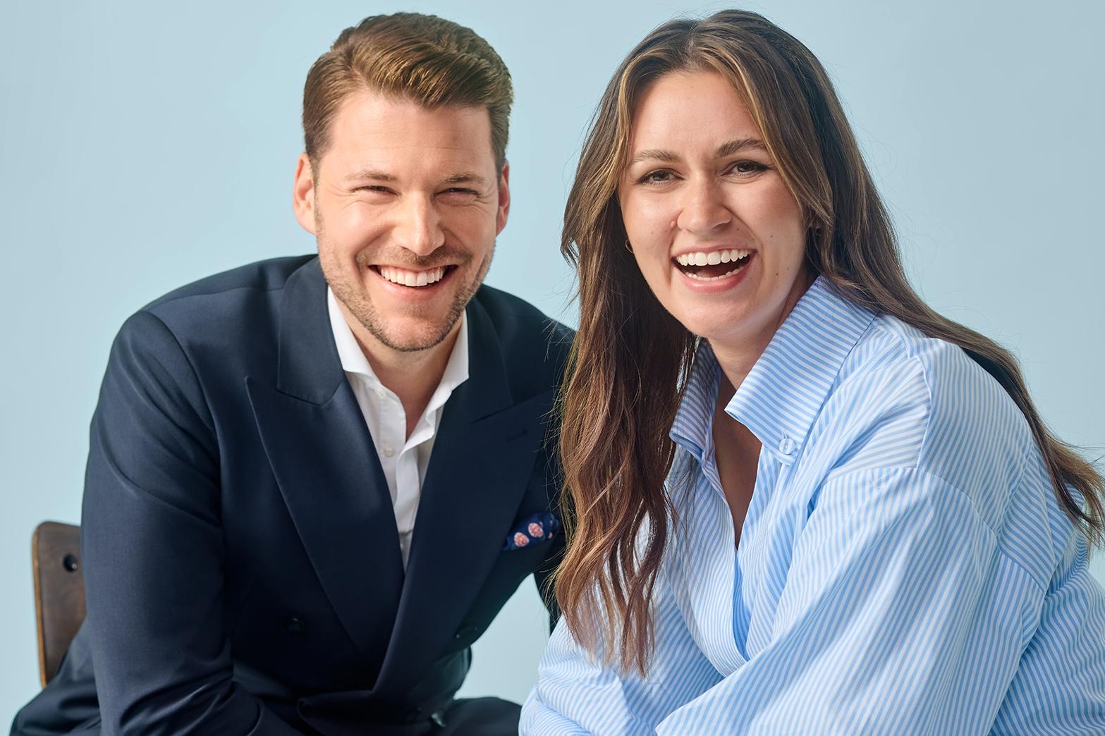 Ein Mann und eine Frau lachen.